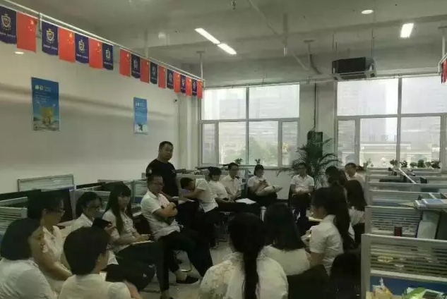 家人們開展學習探討活動。 